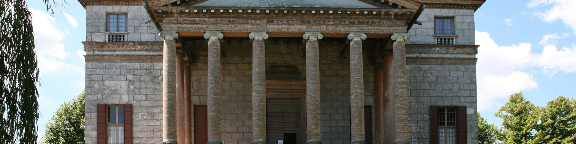 Villa near Venezia. Front toward the canal.