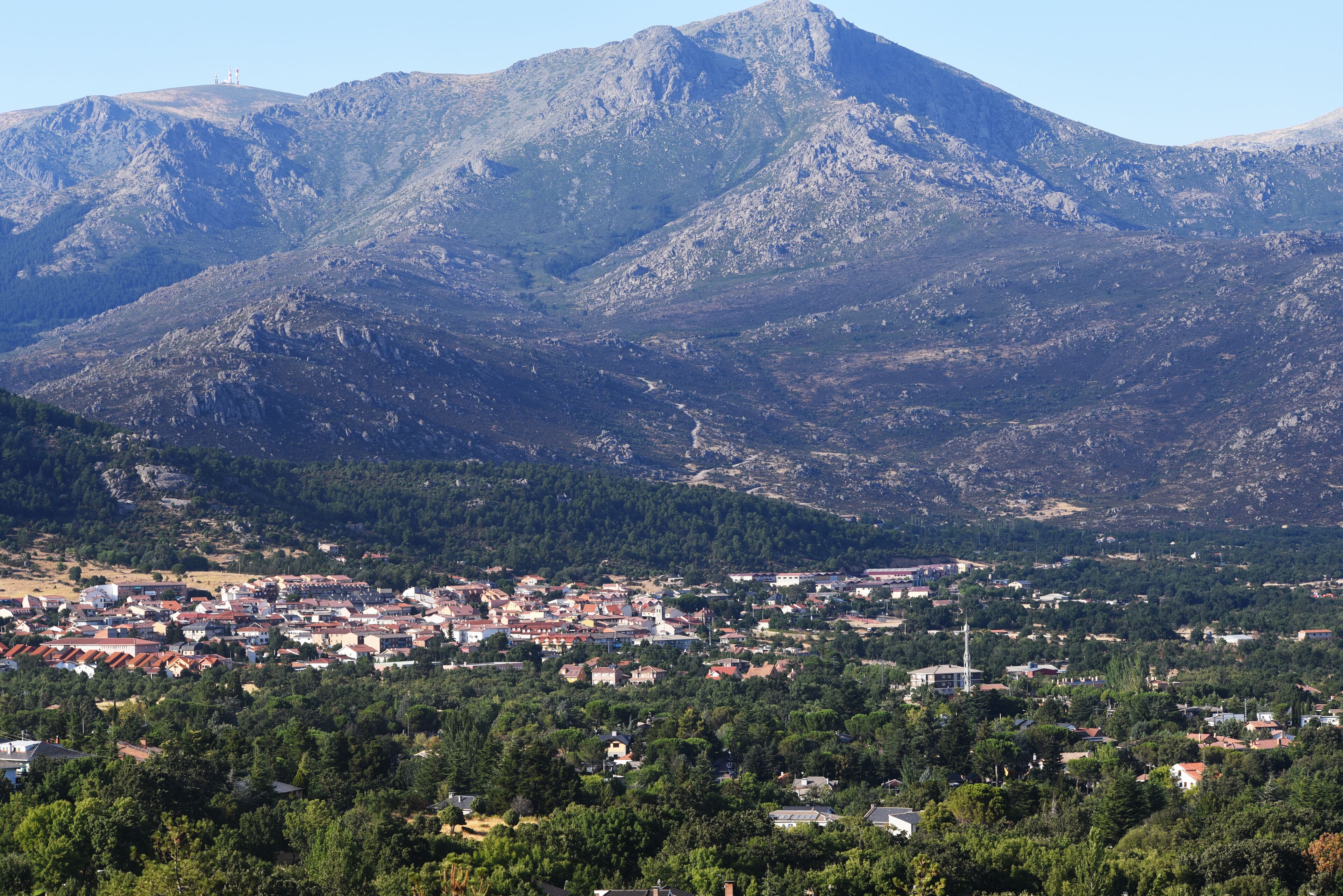 Becerril de la Sierra vista aérea. Madrid. España. Monte del Alto del Hilo y la Maliciosa de fondo.
