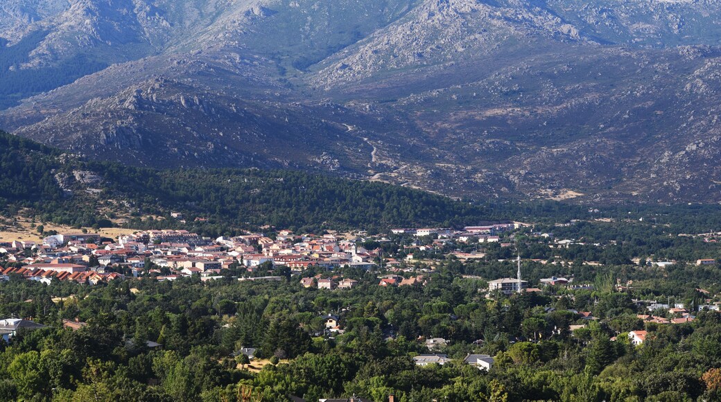Becerril de la Sierra vista aérea. Madrid. España. Monte del Alto del Hilo y la Maliciosa de fondo.