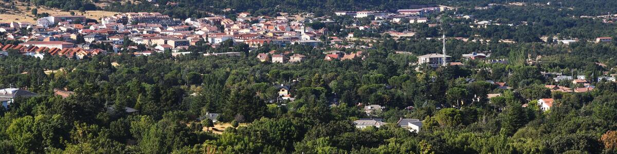 Becerril de la Sierra vista aérea. Madrid. España. Monte del Alto del Hilo y la Maliciosa de fondo.