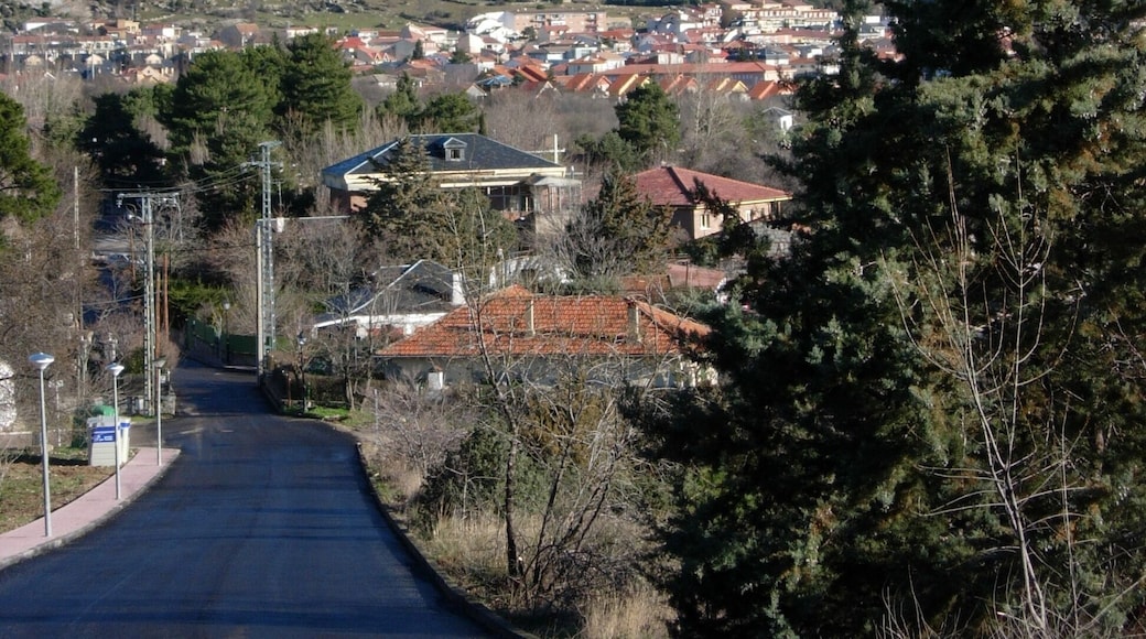 La Maliciosa desde la urbanización Cerro Grande en Becerril de la Sierra. Al fondo a la izquierda y nevada se puede ver la Bola del Mundo.