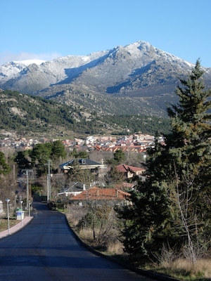 La Maliciosa desde la urbanización Cerro Grande en Becerril de la Sierra. Al fondo a la izquierda y nevada se puede ver la Bola del Mundo.