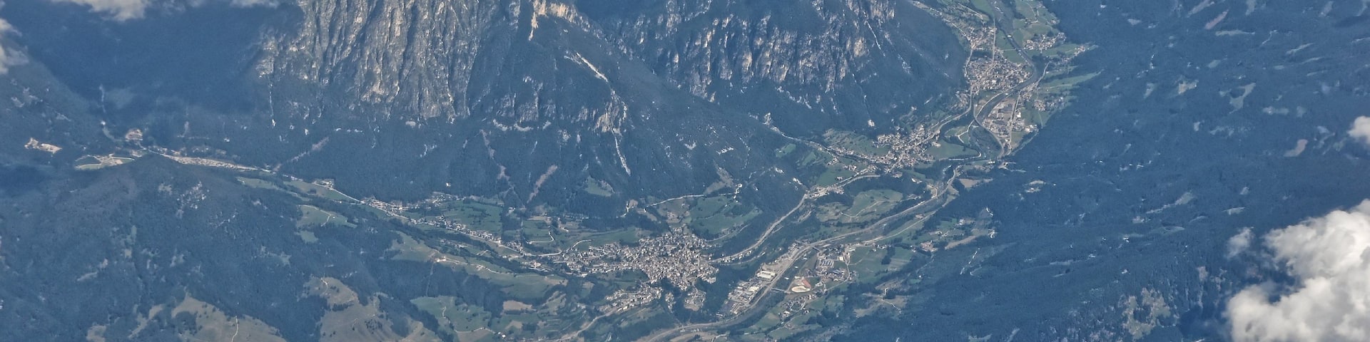 Bilder vom Flug -Rom-DĂŒsseldorf-Hamburg 2013 Dieses Foto entstand in Zusammenarbeit mit Stadtbesichtigungen.de Die Seiten Stadtbesichtigungen.de, der dazugehörige Reise Blog sowie die Facebookseite: Stadtbesichtigungen Rom dĂŒrfen dieses Bild fĂŒr Ihre Veröffentlichungen ohne den Hinweis auf Wikipedia, Commons bzw der Lizenz verwenden. Die Verantwortlichen habe von mir (Ra Boe) die Originaldaten zur freien VerfĂŒgung ĂŒbermittelt bekommen.
