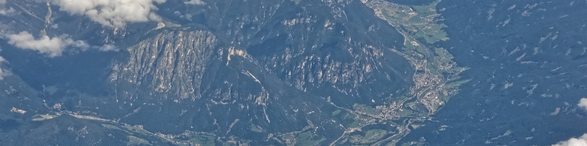 Bilder vom Flug -Rom-Düsseldorf-Hamburg 2013 Dieses Foto entstand in Zusammenarbeit mit Stadtbesichtigungen.de Die Seiten Stadtbesichtigungen.de, der dazugehörige Reise Blog sowie die Facebookseite: Stadtbesichtigungen Rom dürfen dieses Bild für Ihre Veröffentlichungen ohne den Hinweis auf Wikipedia, Commons bzw der Lizenz verwenden. Die Verantwortlichen habe von mir (Ra Boe) die Originaldaten zur freien Verfügung übermittelt bekommen.