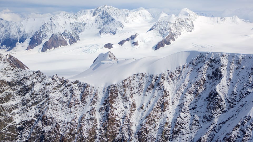 Chugach State Park showing mountains and snow
