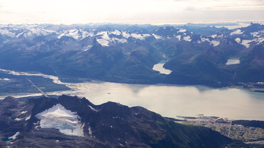 Chugach State Park som viser en flod eller et vandløb, sne og bjerge