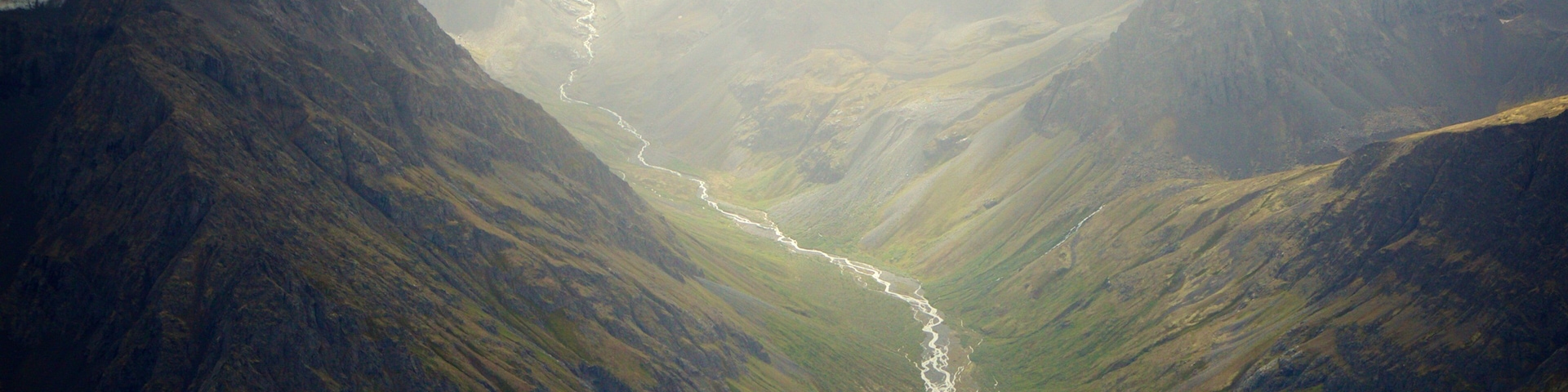 Chugach State Park showing a gorge or canyon, mountains and a river or creek