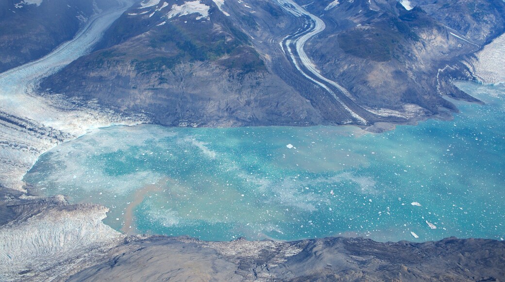 Parc d\'Ătat de Chugach mettant en vedette lac ou Ă©tang et neige