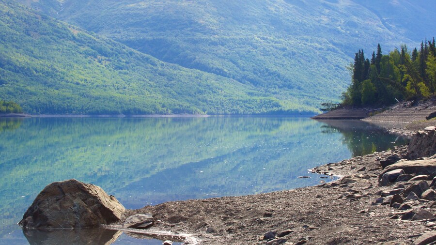 Lago Eklutna que incluye un lago o abrevadero