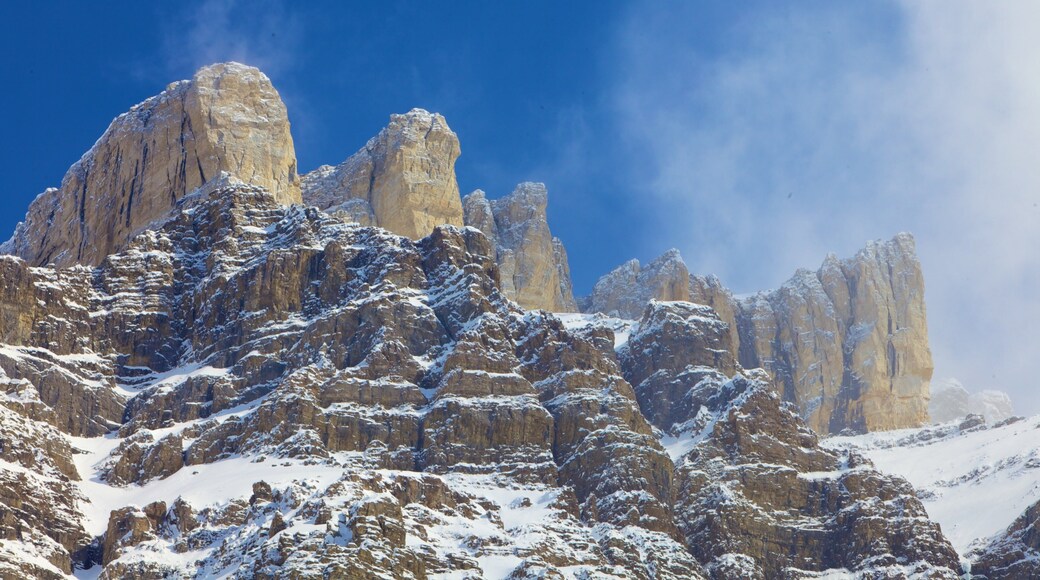 Banff National Park som inkluderer landskap, fjell og snø