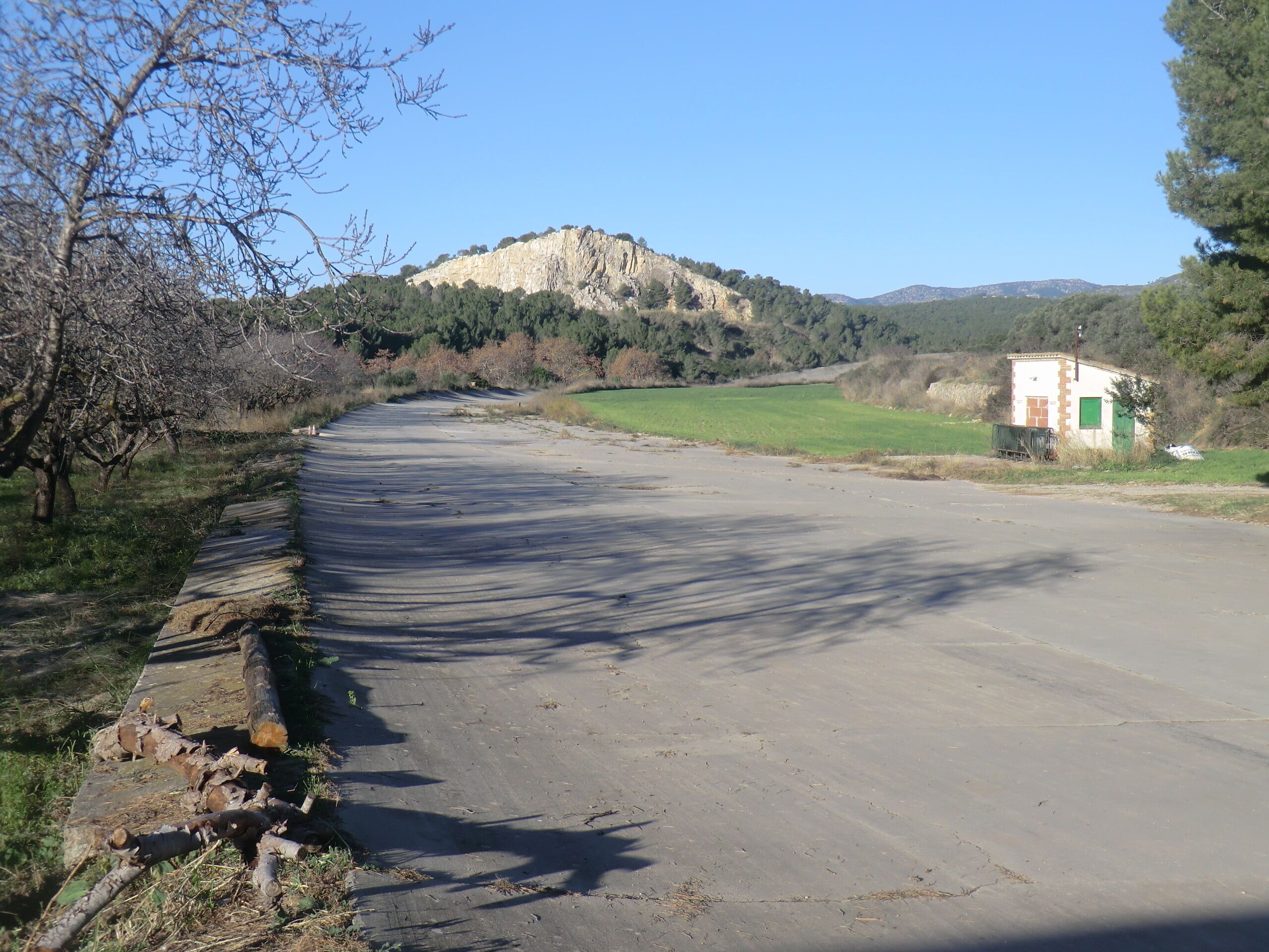 Recta de meta de l'autòdrom de Terramar (Sant Pere de Ribes) mirant cap a muntanya