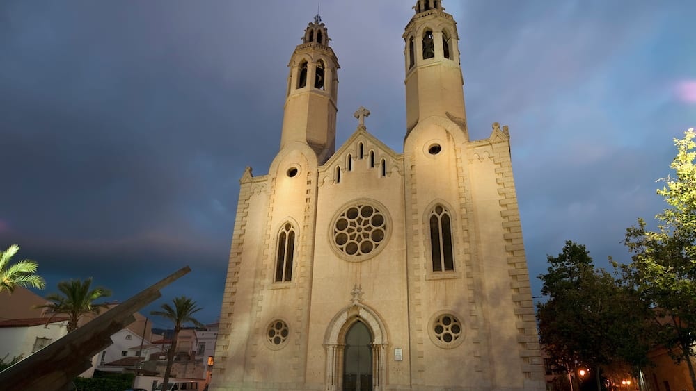 A large church with two towers and a circular window.