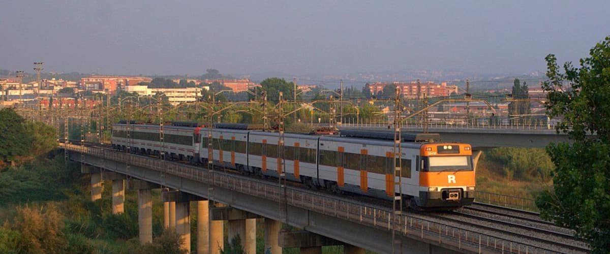 Doble unitats de 447 amb destinació Manresa passant pel pont de Martorell. Doble de unidades 447 con destina Manresa pasando por el puente de Martorell.