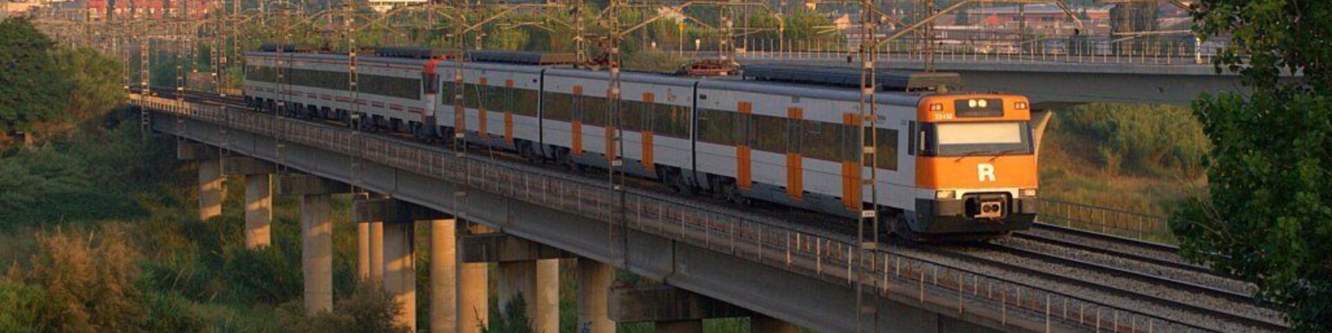 Doble unitats de 447 amb destinació Manresa passant pel pont de Martorell. Doble de unidades 447 con destina Manresa pasando por el puente de Martorell.