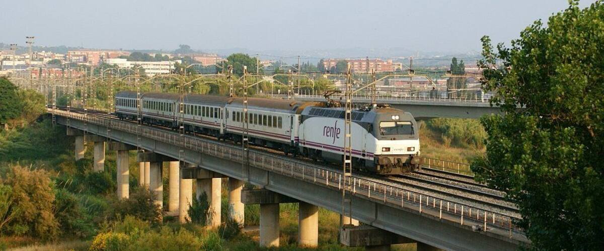 Un dels objectius d'aquell matí, era immortalitzar el desviament del Costa Brava per la línia de Vilafranca. A la foto la 252.044 amb el Costa Brava, travessant el pont sobre el riu Llobregat a Martorell. Foto dedicada a Martí i Ferran.