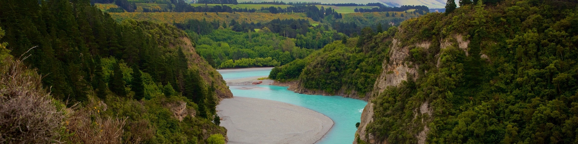 Rakaia Gorge mostrando escenas tranquilas, un río o arroyo y montañas