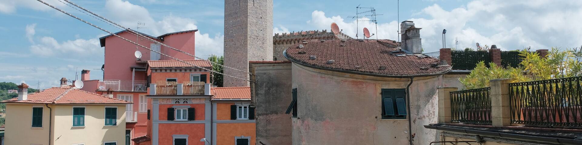 Il centro storico della cittadina di Arcola in provincia di La Spezia, Liguria, Italia.