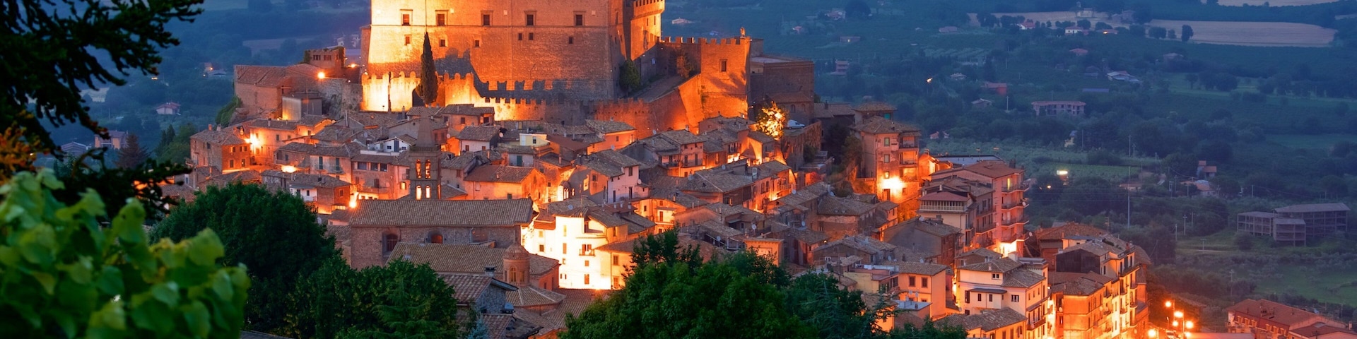 Soriano nel Cimino que inclui arquitetura de patrimônio, uma cidade e cenas noturnas