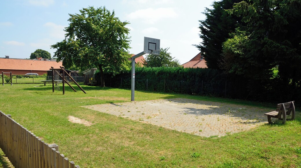 Einer der Spielplätze in Sophiental (Wendeburg), Hinterm Dorfe