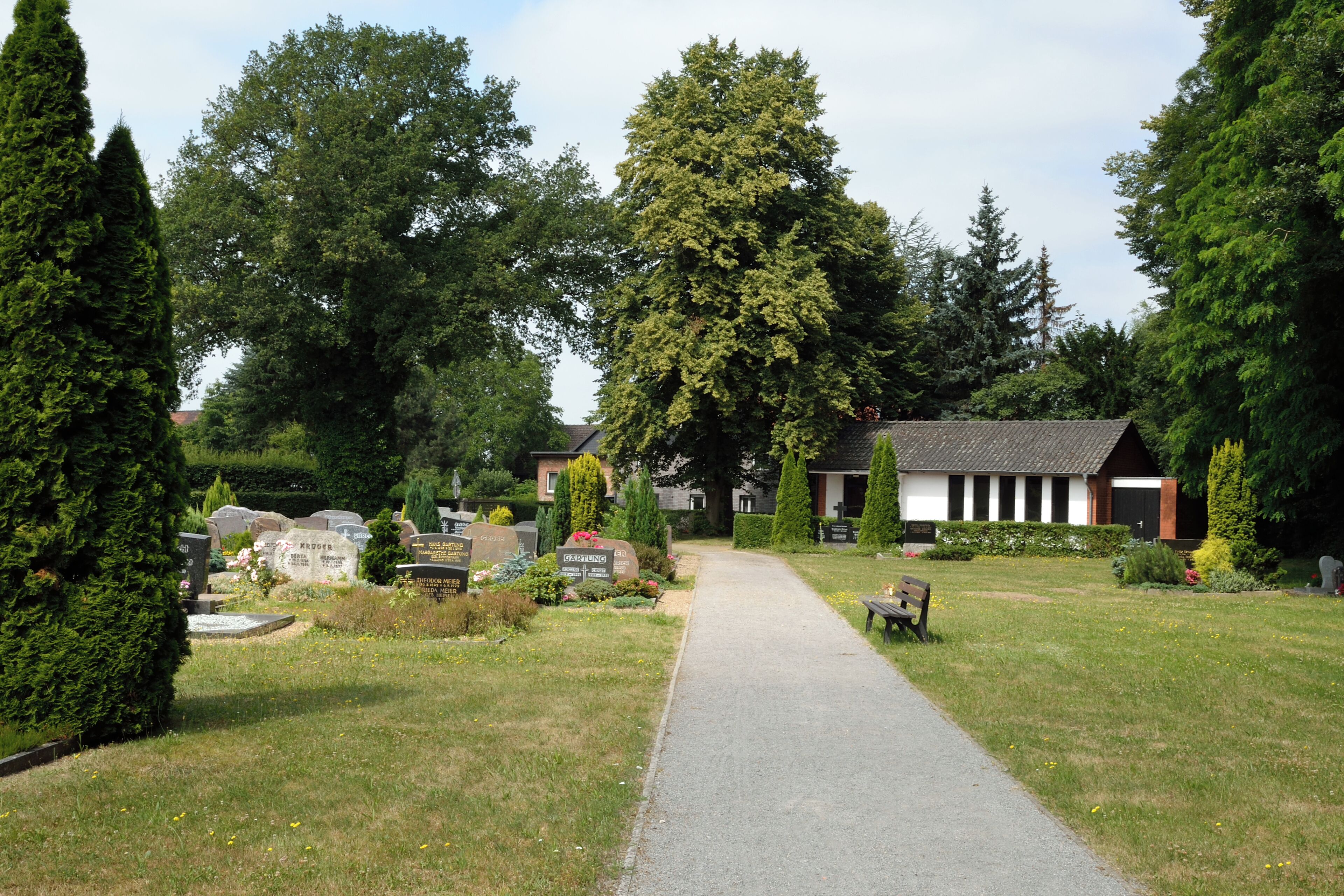 Weg auf dem Friedhof in Sophiental (Wendeburg)