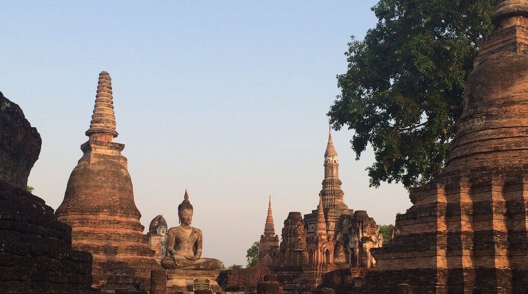 Beautiful wats make sure to start early to see the sunrise if possible the colors are best in early morning. Plus you avoid cycling in mid heat!