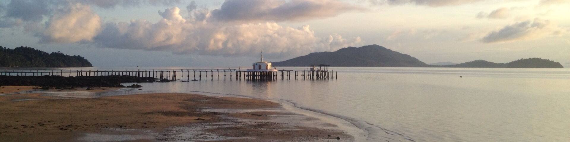 Early morning beach at Koh Phayam , Raning.