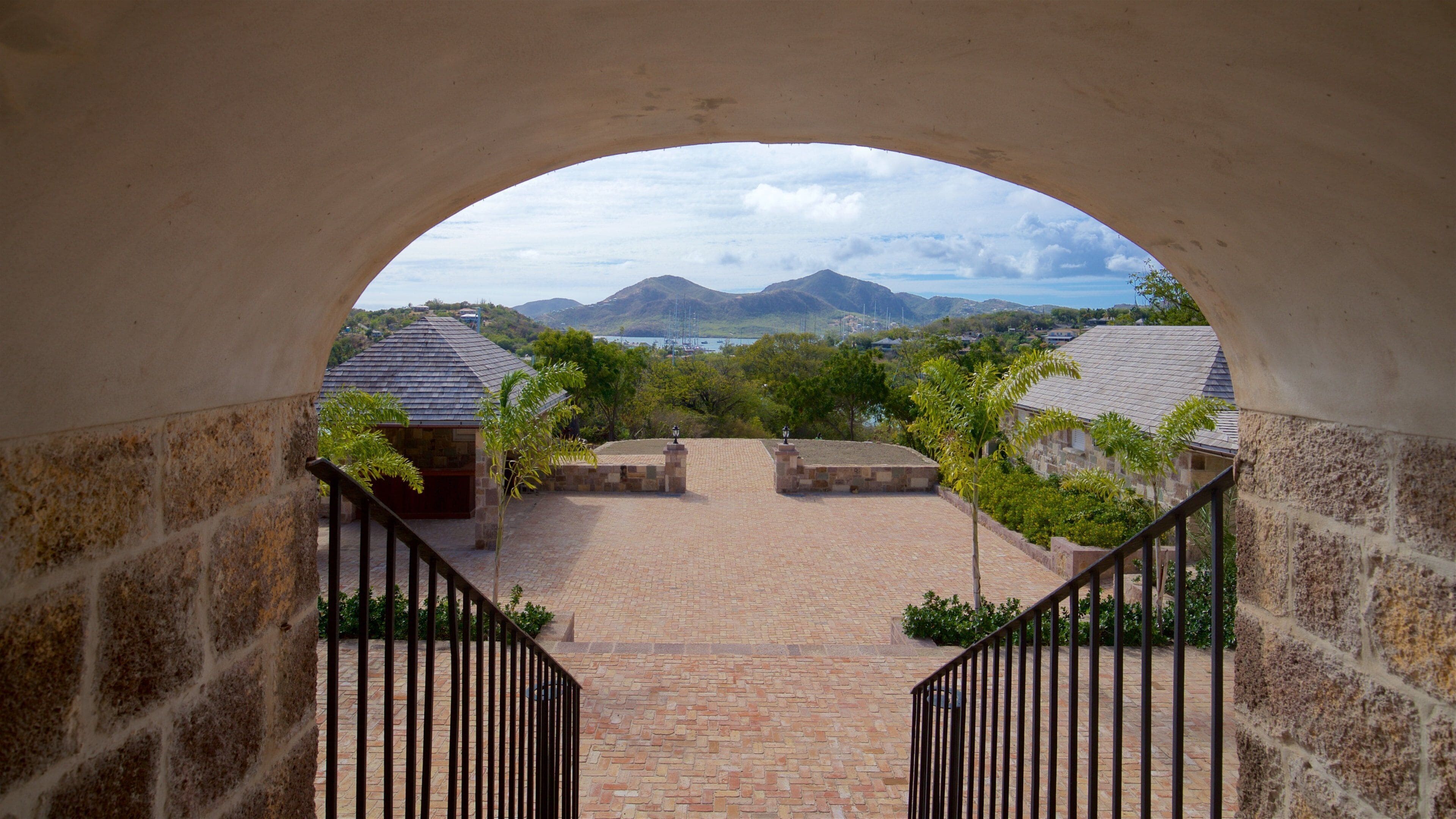 Clarence House toont afbeeldingen van eilanden, een plein en interieur