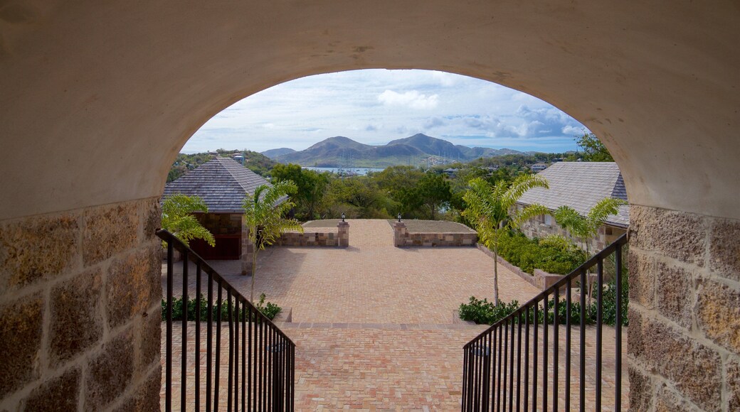 Clarence House toont afbeeldingen van eilanden, een plein en interieur