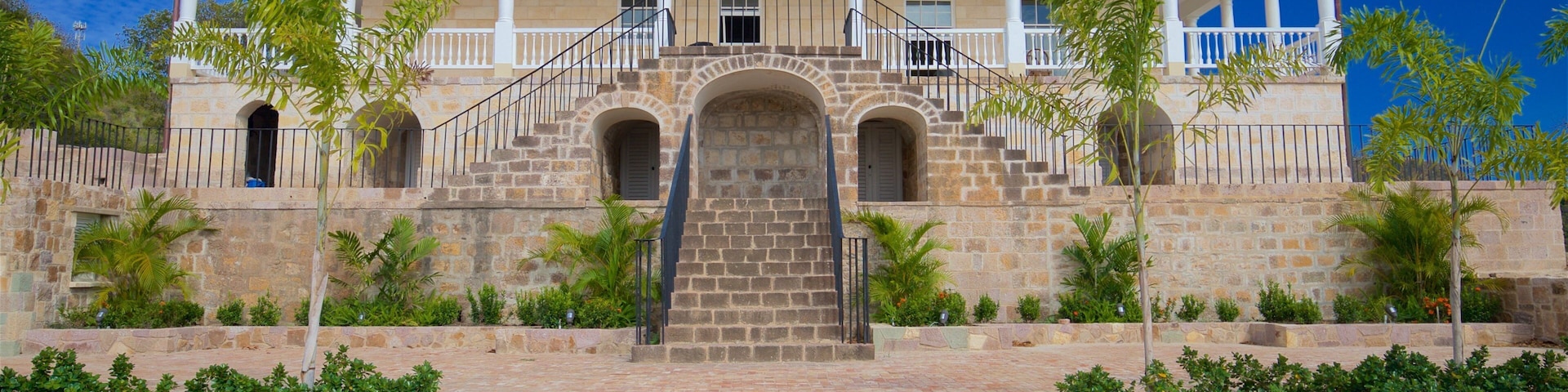 Clarence House featuring a house