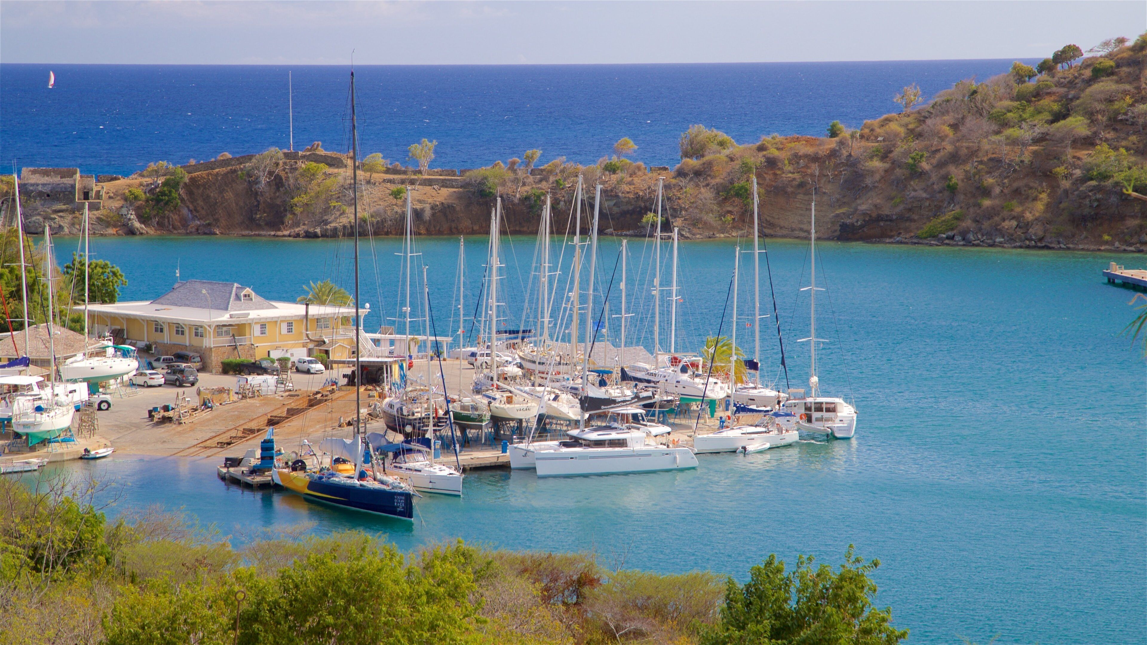 Clarence House inclusief algemene kustgezichten en een baai of haven