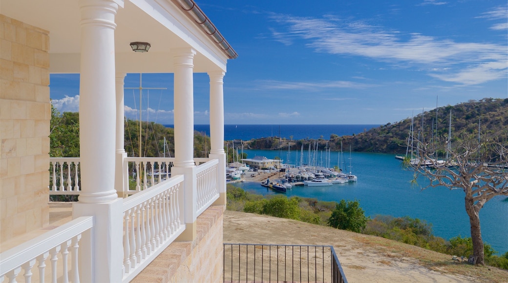 Antigua inclusief een baai of haven en een huis