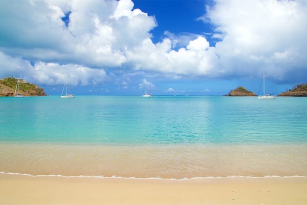 Deep Bay mostrando una playa y vistas generales de la costa