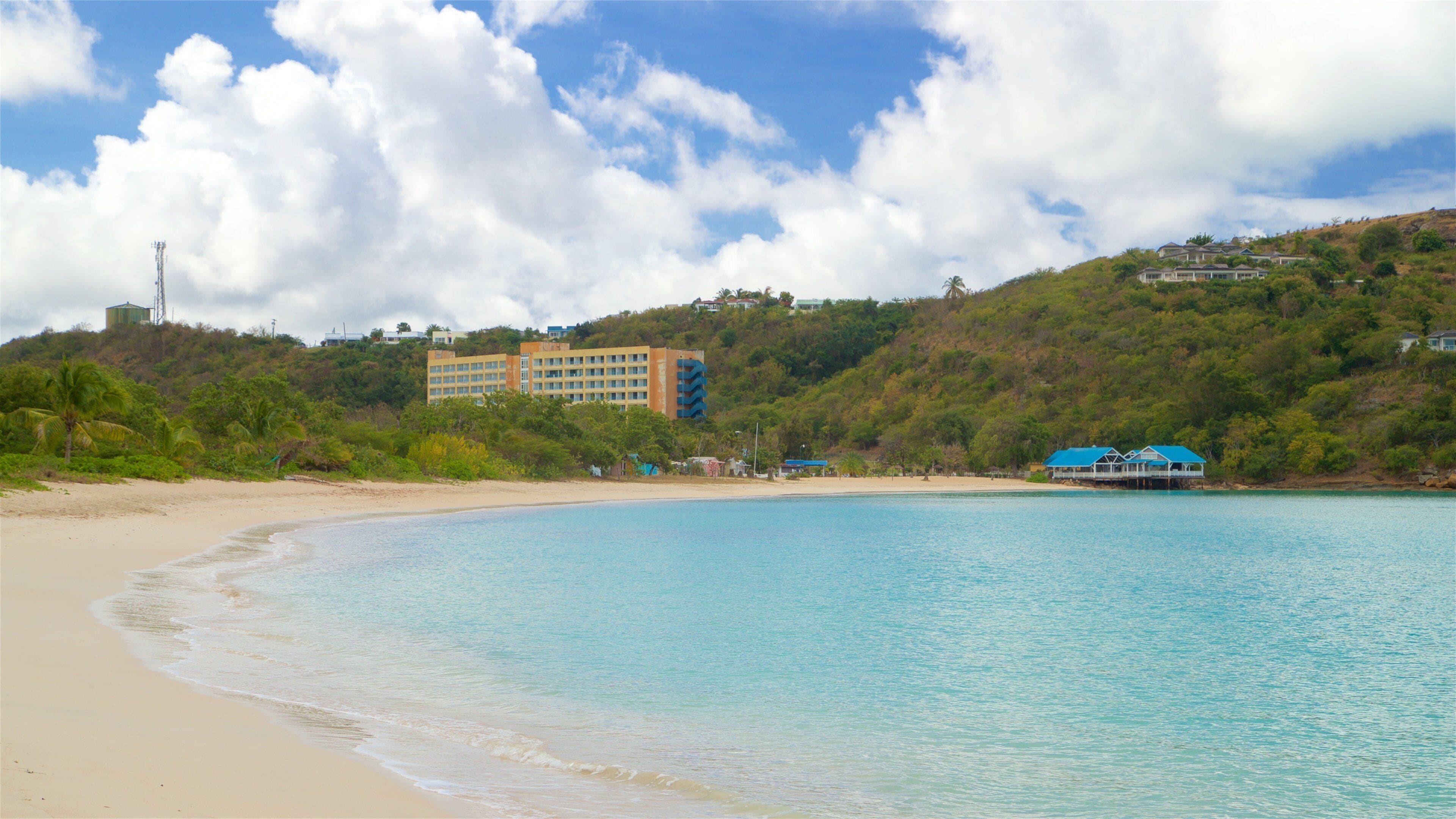 Deep Bay som inkluderar en sandstrand och kustutsikter