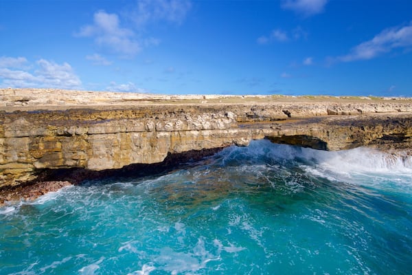 Pont du Diable mettant en vedette surf, cĂŽte rocheuse et vues littorales