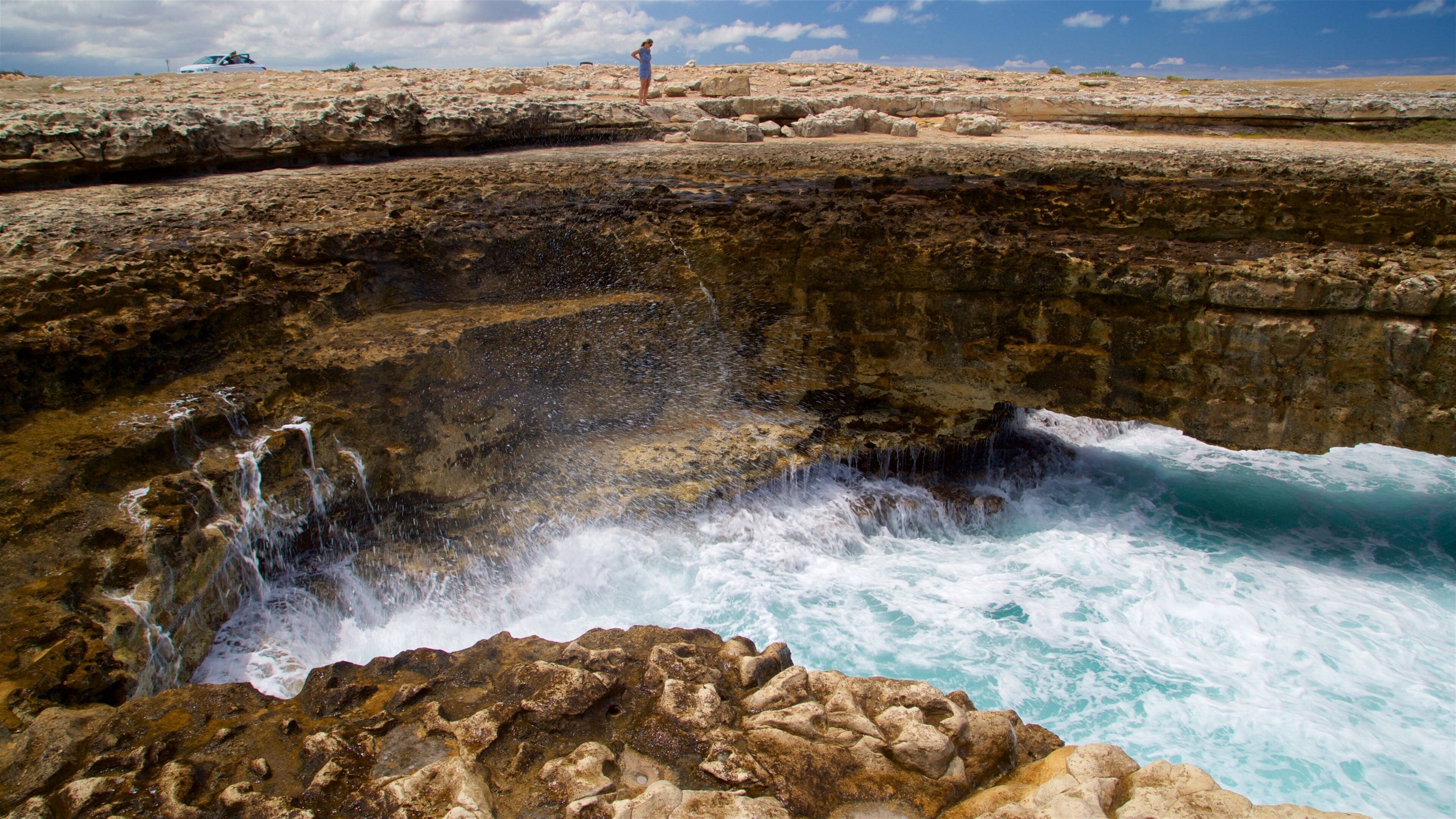 Devil\'s Bridge which includes general coastal views, surf and rocky coastline