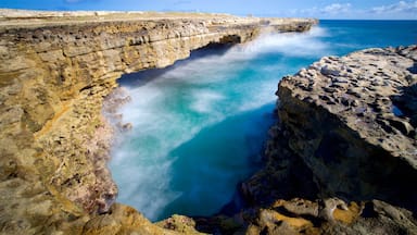 Devil\'s Bridge que inclui litoral acidentado, surfe e paisagens litorâneas