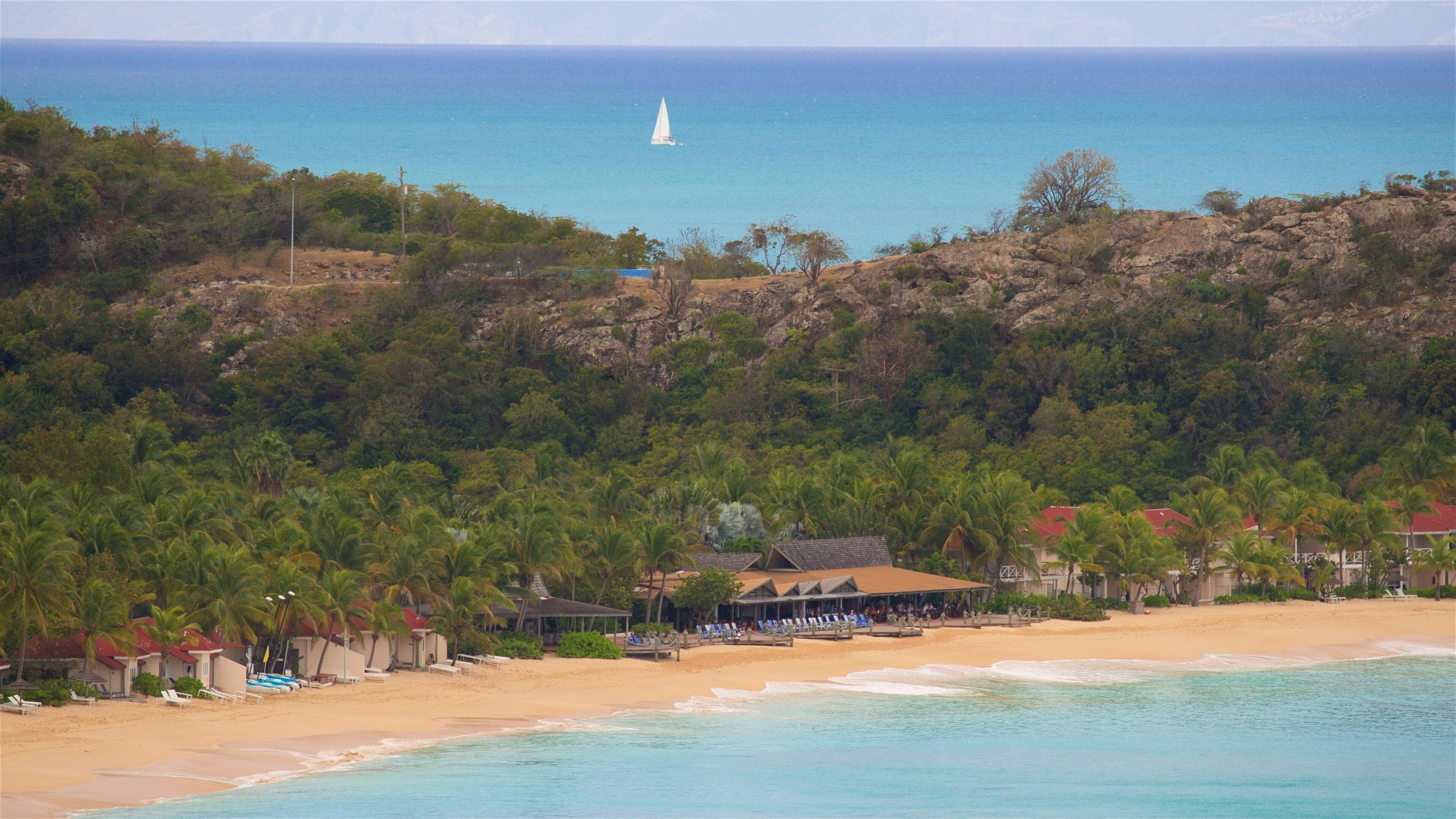 Fort Barrington mostrando escenas tropicales, vista general a la costa y una playa de arena