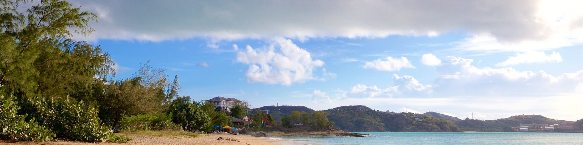 Fort Bay Beach caracterizando paisagens litorâneas e uma praia de areia