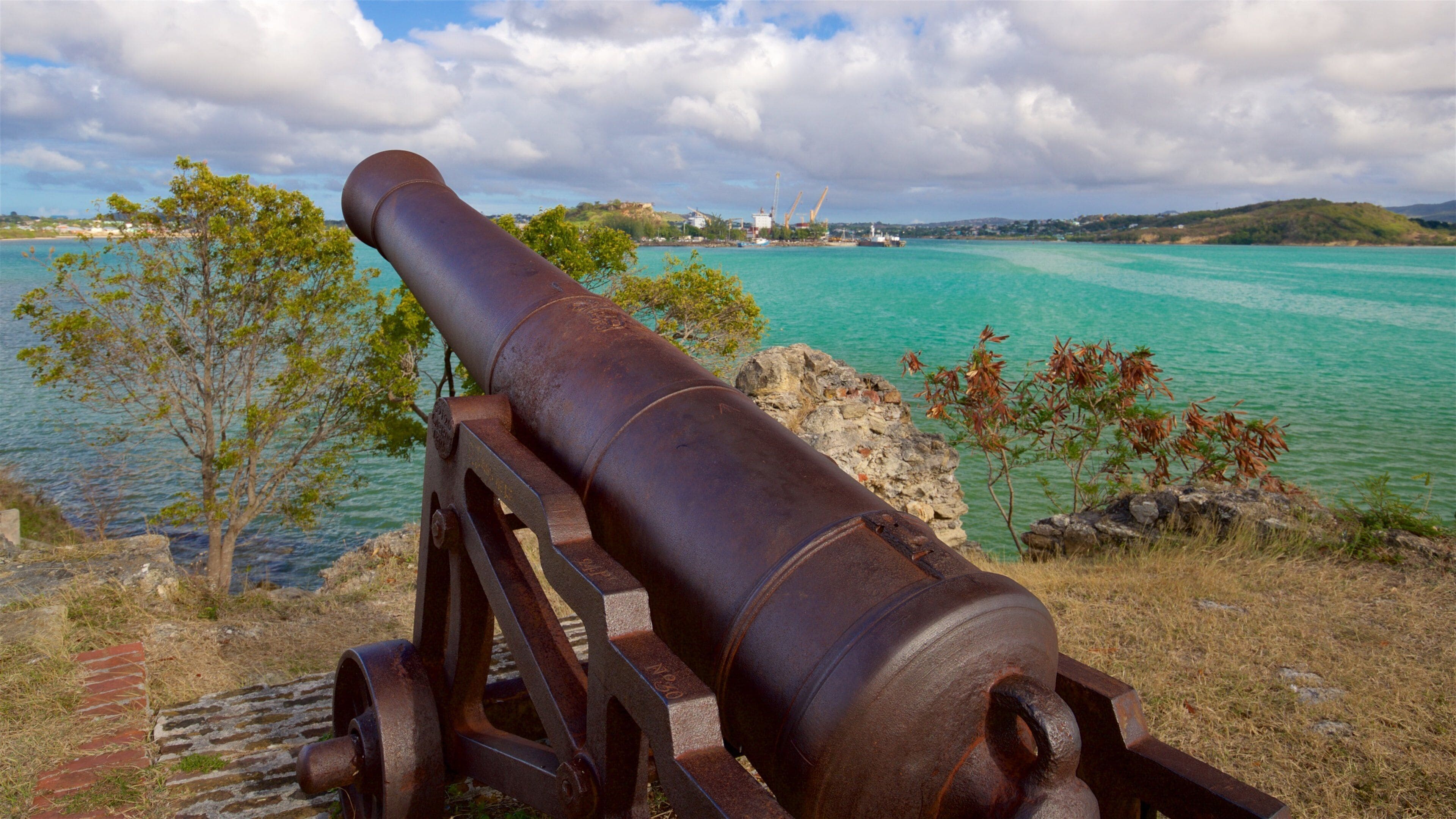 Fort James showing military items, heritage elements and general coastal views