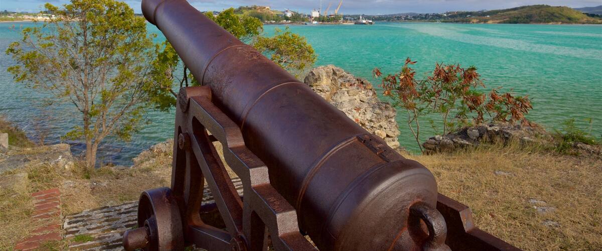 Fort James showing military items, heritage elements and general coastal views