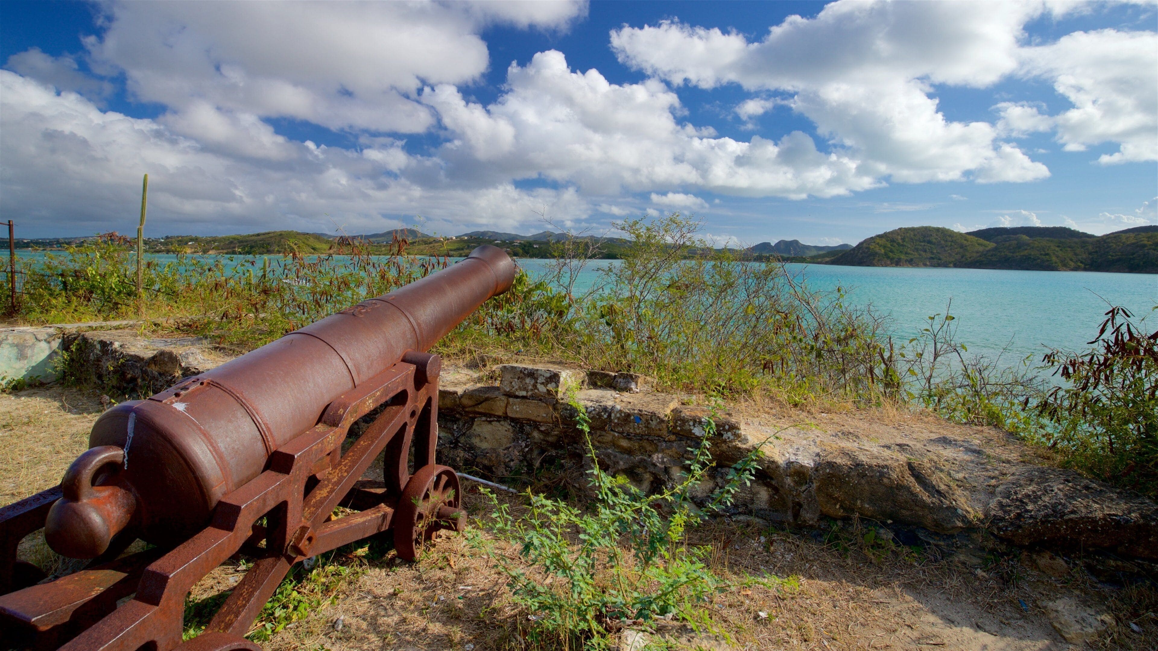 Fort James som inkluderer kulturarv, militærelementer og innsjø