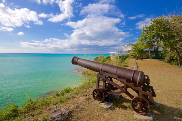Fort James som visar kustutsikter, millitÀrobjekt och historiska element