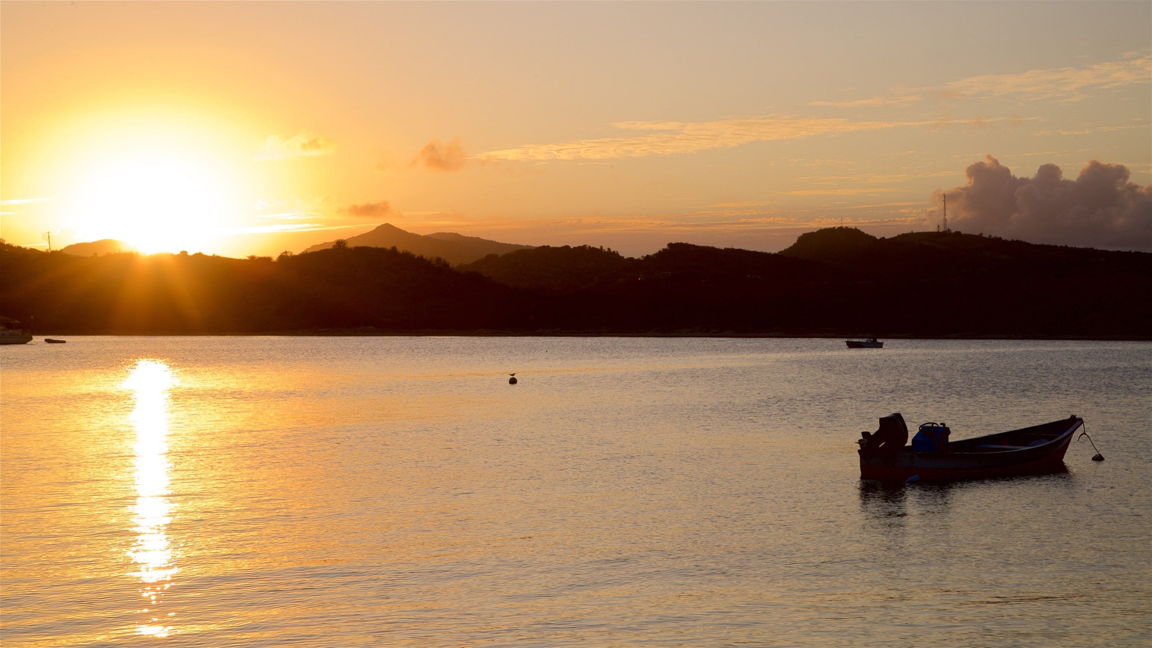 マモラ ベイ フィーチャー 夕焼け と 海岸線の眺め