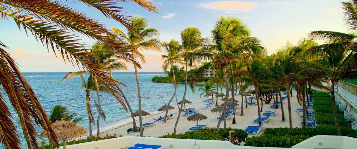 Mamora Bay mostrando hotel di lusso o resort, piscina e paesaggio tropicale