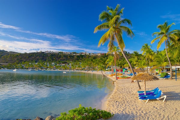 Mamora Bay welches beinhaltet Strand, tropische Szenerien und allgemeine KĂŒstenansicht