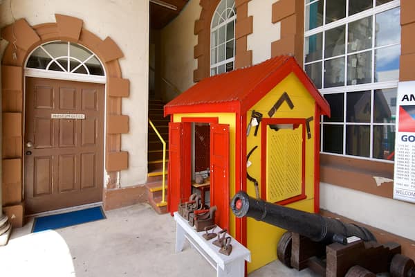 Museum of Antigua and Barbuda mostrando artículos militares y elementos del patrimonio