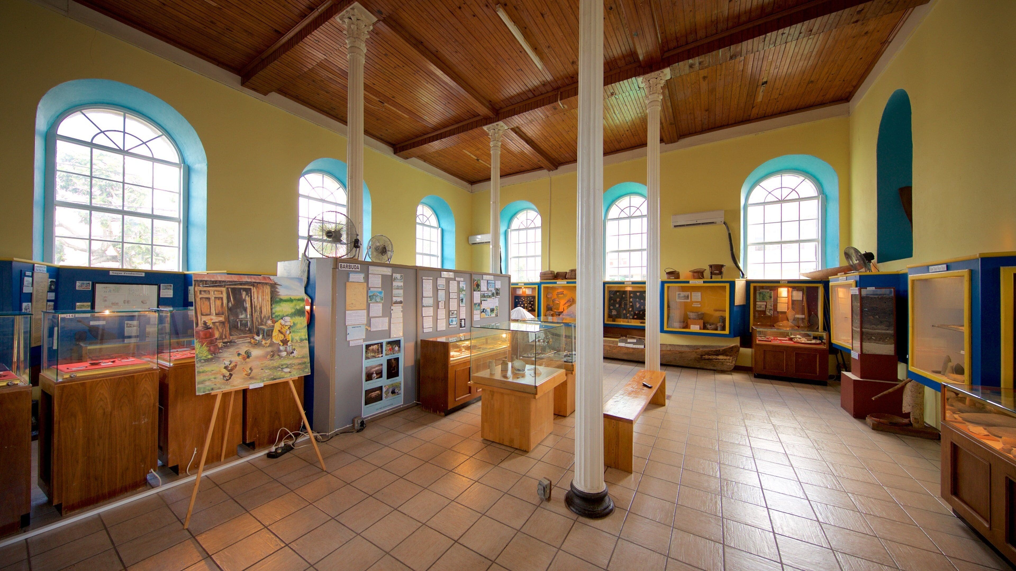 Museum of Antigua and Barbuda que incluye vistas de interior y arte