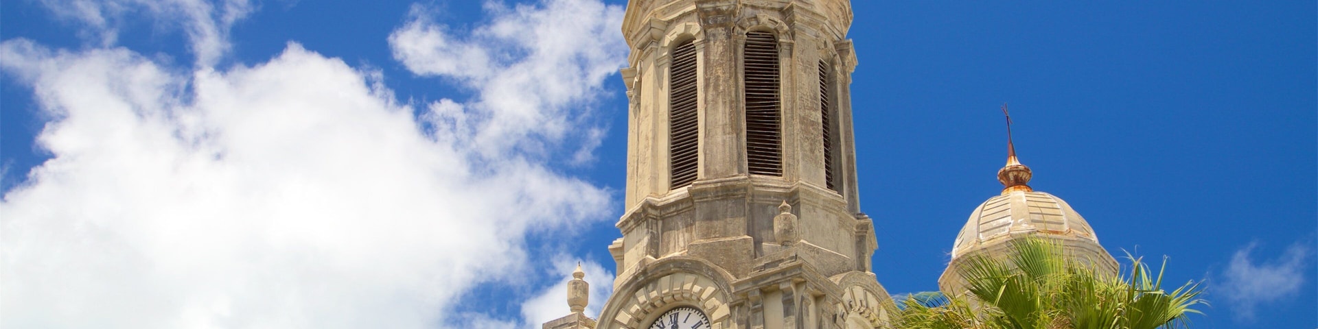 Antigua which includes heritage elements