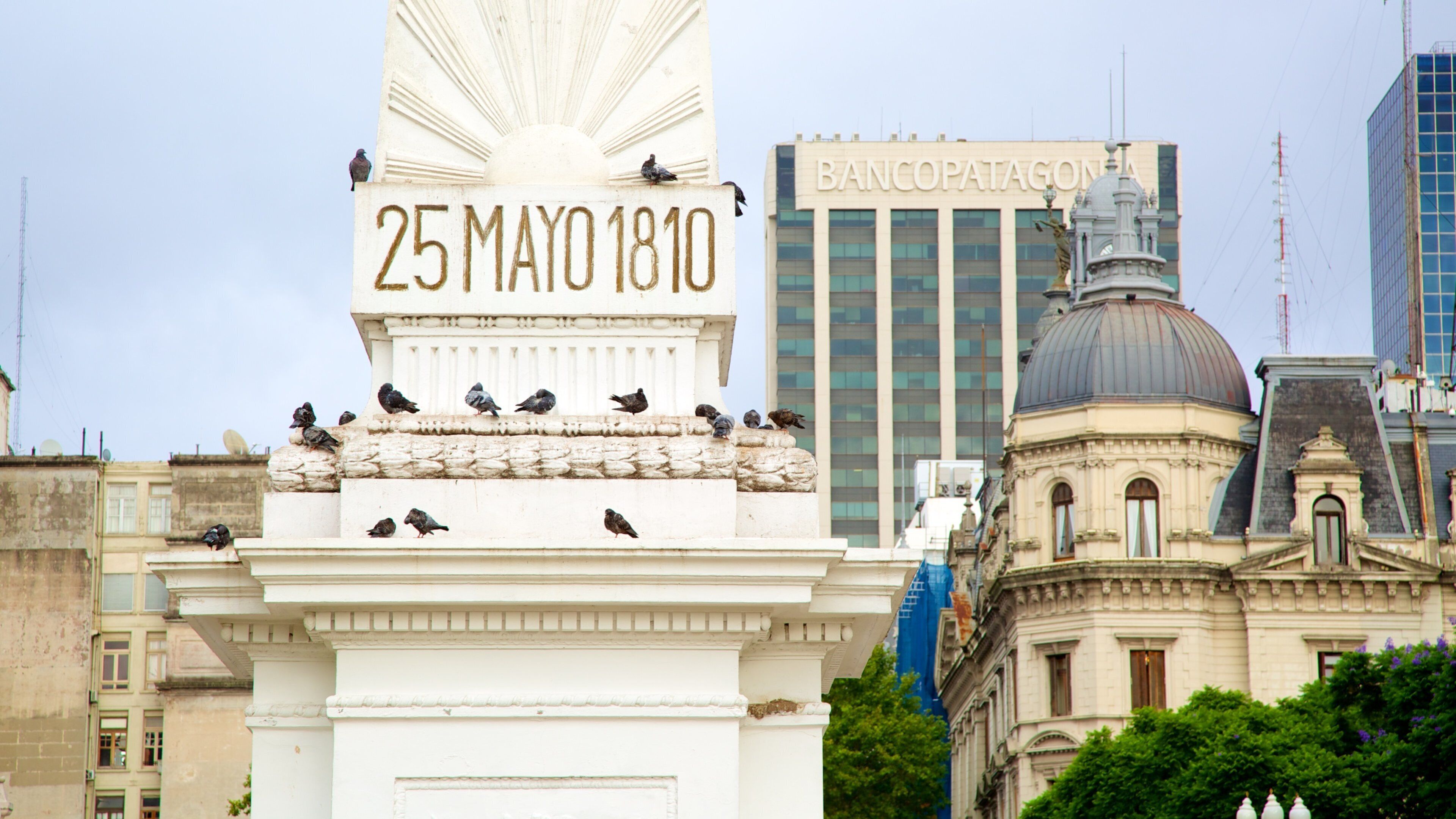 Plaza de Mayo mostrando señalización, una ciudad y un monumento