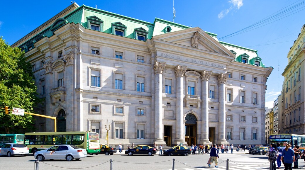 Plaza de Mayo ofreciendo arquitectura patrimonial, una ciudad y escenas cotidianas